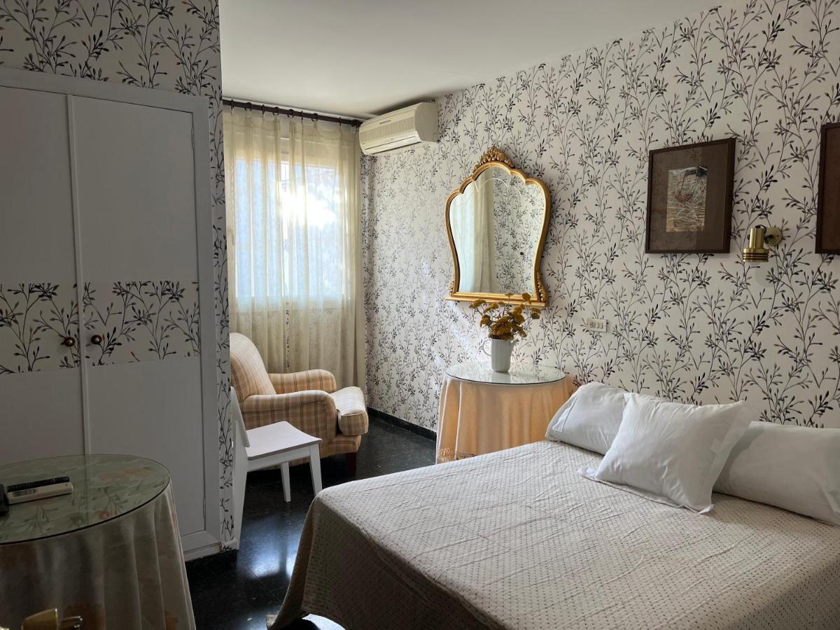Hostal Pirineos Barbastro Eksteriør billede