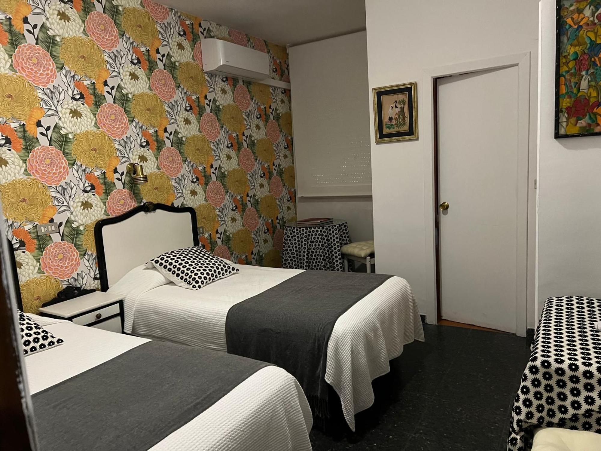 Hostal Pirineos Barbastro Eksteriør billede