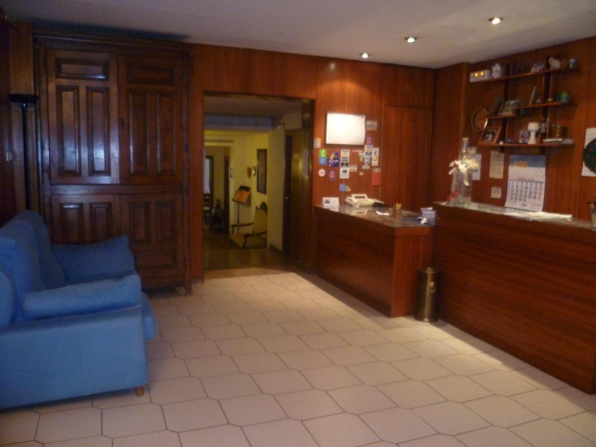 Hostal Pirineos Barbastro Eksteriør billede