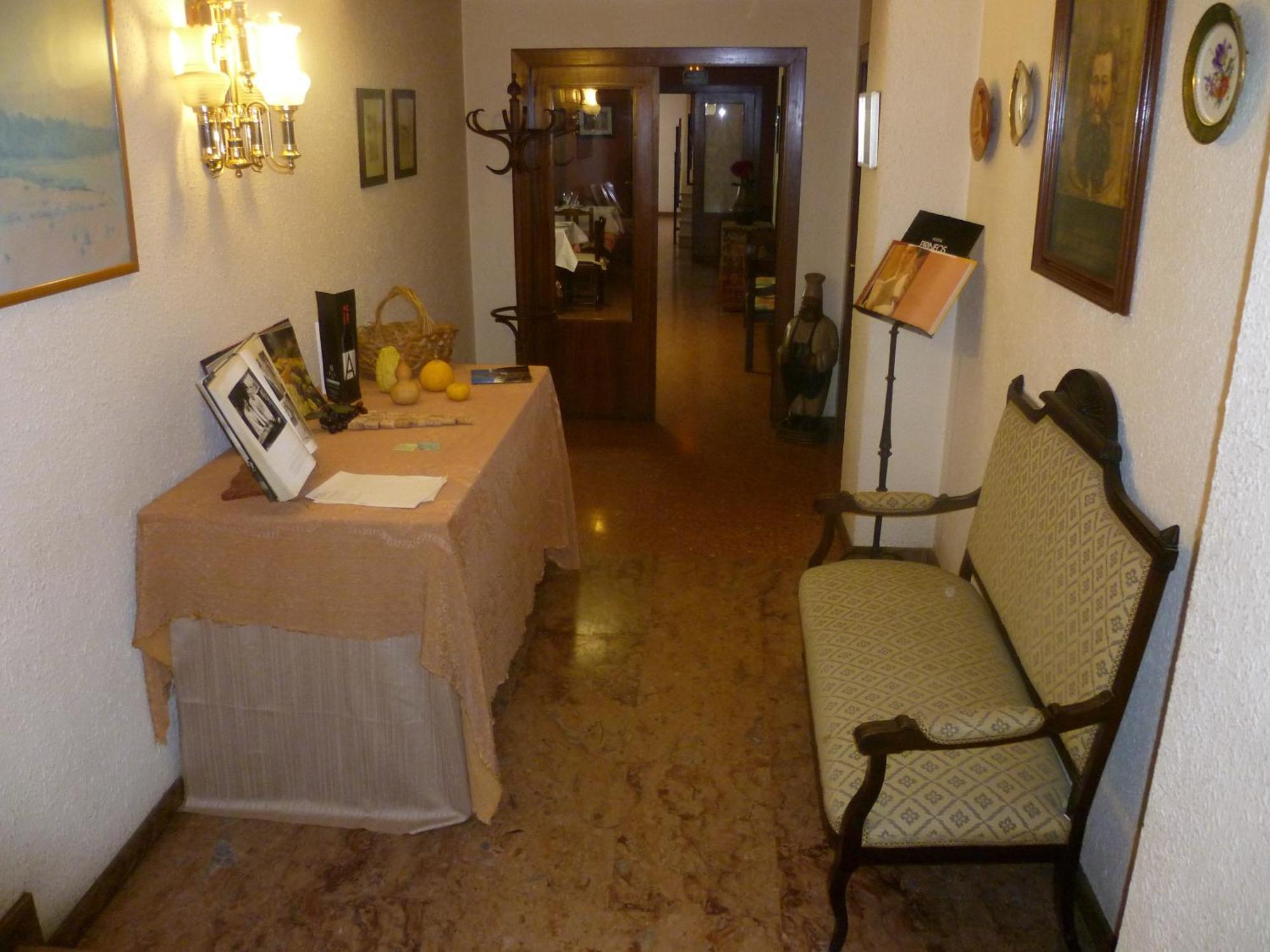 Hostal Pirineos Barbastro Eksteriør billede
