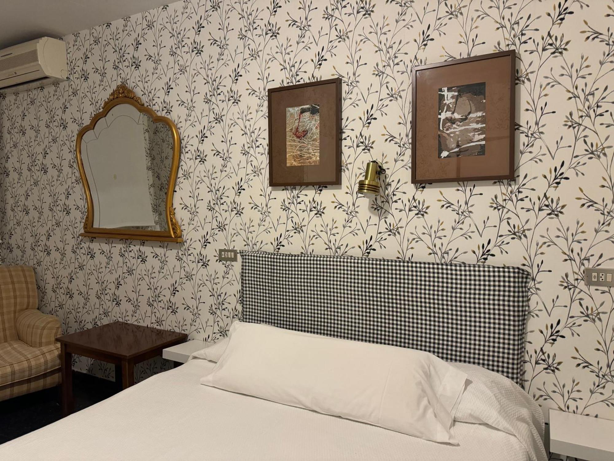 Hostal Pirineos Barbastro Eksteriør billede