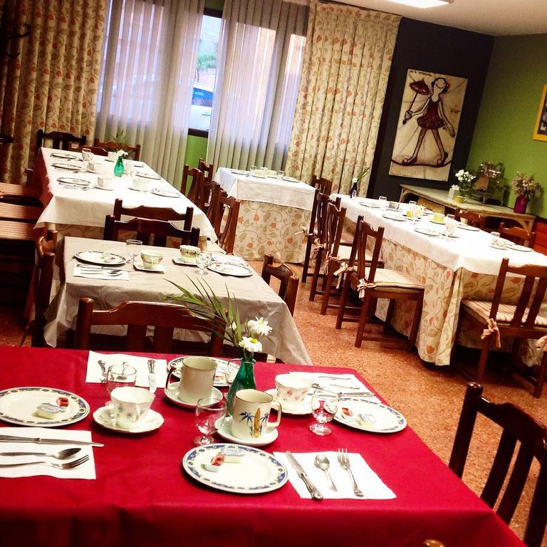 Hostal Pirineos Barbastro Eksteriør billede