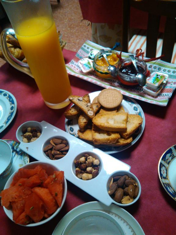 Hostal Pirineos Barbastro Eksteriør billede