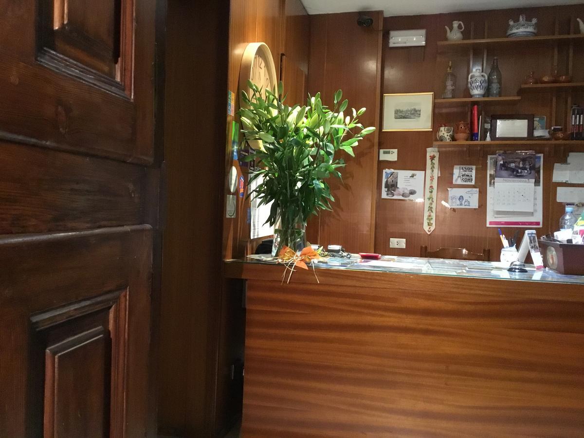 Hostal Pirineos Barbastro Eksteriør billede