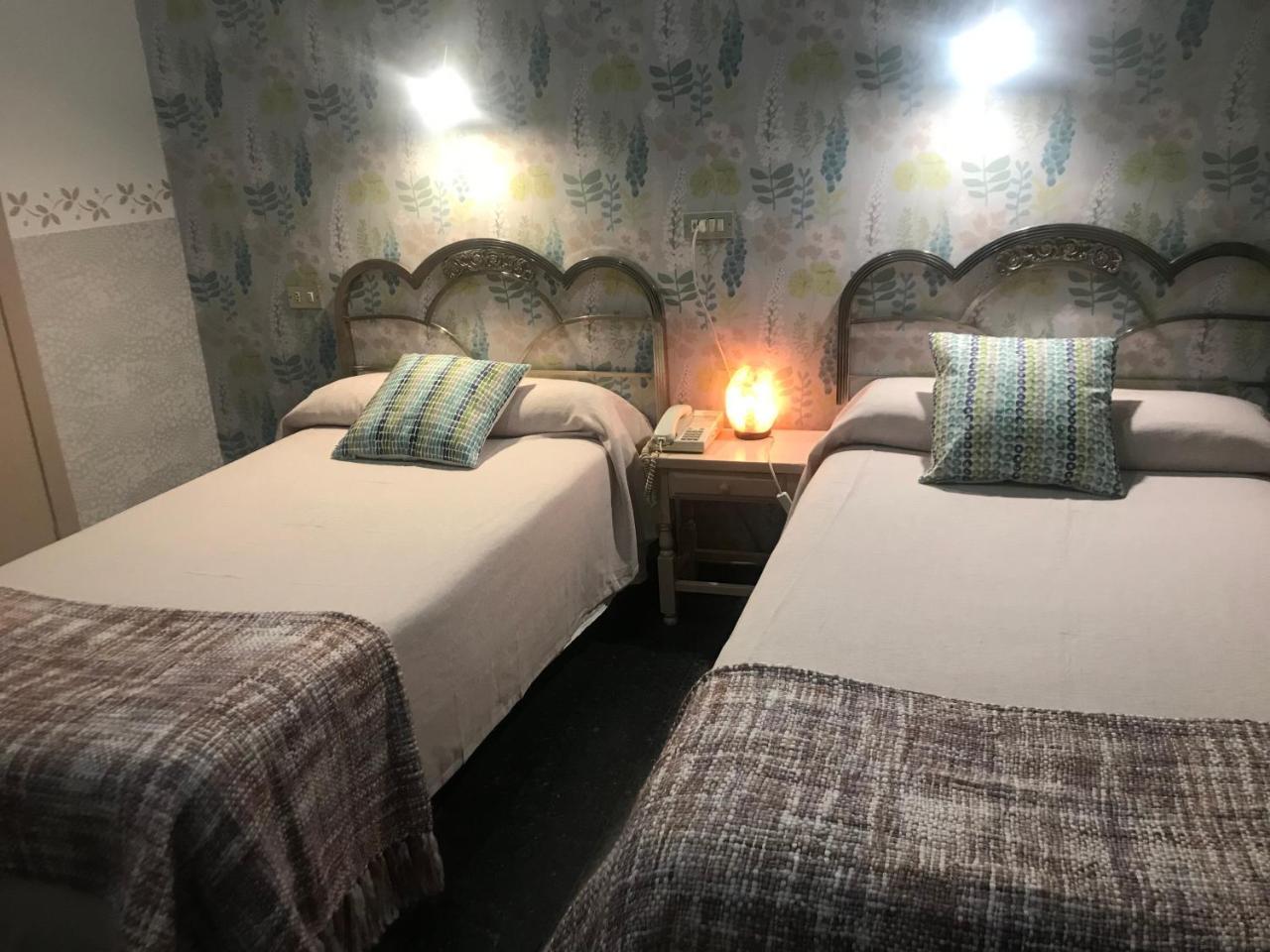 Hostal Pirineos Barbastro Eksteriør billede