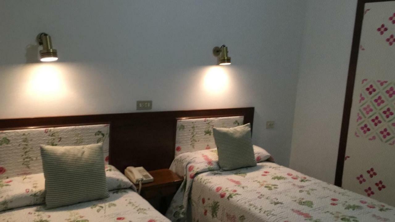 Hostal Pirineos Barbastro Eksteriør billede