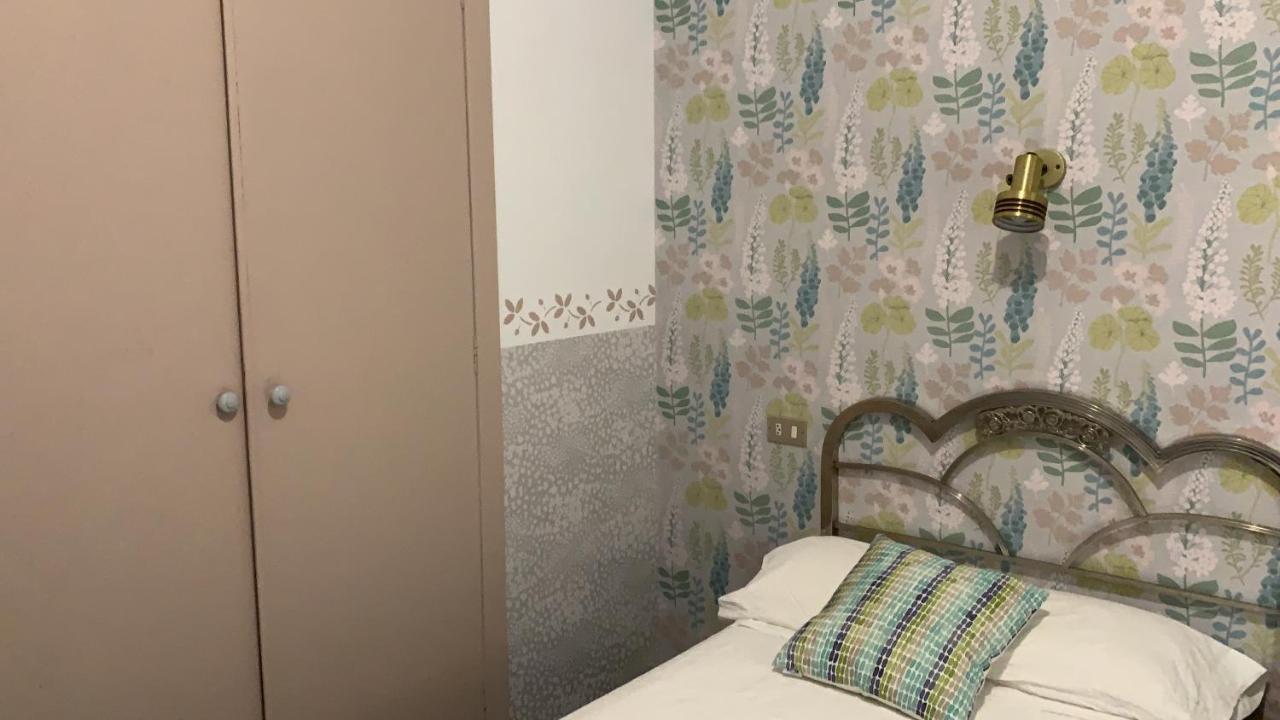 Hostal Pirineos Barbastro Eksteriør billede