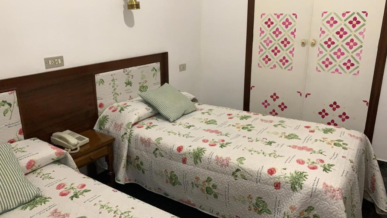 Hostal Pirineos Barbastro Eksteriør billede
